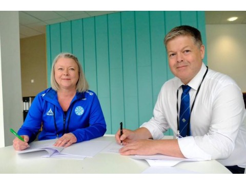 Elin Heðinsdóttir Joensen from the Faroe Islands 2027 Bid Committee and Andrew Inkster, Chair International Island Games Association (IIGA) sign the Master Contract